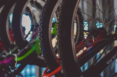 Modern bisiklet ayrıntı göster: room soyut raf arka plan üzerinde hareketlilik döngüsü aralığı yakın çekim