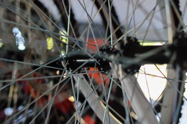 Modern bisiklet ayrıntı göster: room soyut raf arka plan üzerinde hareketlilik döngüsü aralığı yakın çekim