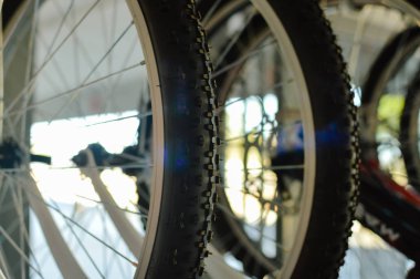 Modern bisiklet ayrıntı göster: room soyut raf arka plan üzerinde hareketlilik döngüsü aralığı yakın çekim