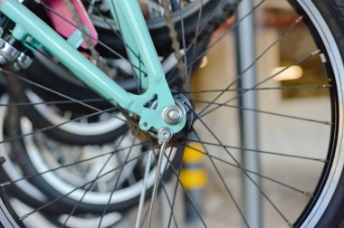 Modern bisiklet ayrıntı göster: room soyut raf arka plan üzerinde hareketlilik döngüsü aralığı yakın çekim