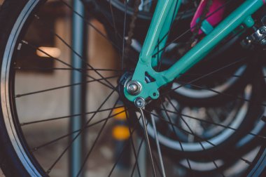 Modern bisiklet ayrıntı göster: room soyut raf arka plan üzerinde hareketlilik döngüsü aralığı yakın çekim