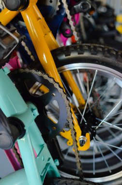 Modern bisiklet ayrıntı göster: room soyut raf arka plan üzerinde hareketlilik döngüsü aralığı yakın çekim