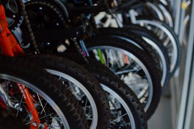 Modern bisiklet ayrıntı göster: room soyut raf arka plan üzerinde hareketlilik döngüsü aralığı yakın çekim