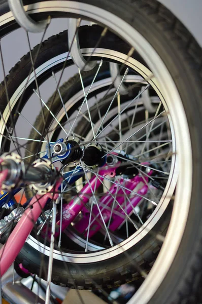 Modern bisiklet ayrıntı göster: room soyut raf arka plan üzerinde hareketlilik döngüsü aralığı yakın çekim