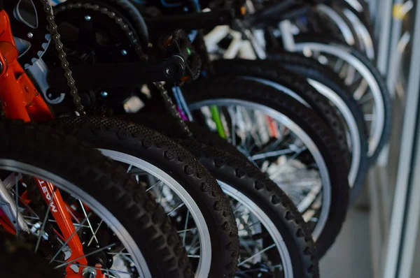 Modern bisiklet ayrıntı göster: room soyut raf arka plan üzerinde hareketlilik döngüsü aralığı yakın çekim