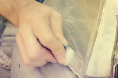 Otomobil endüstrisi. Araba detay - erkek el Lehçe otomatik tamir dükkanı arka planda kapatın. Mekanik bakım, endüstriyel bölümü taşıma yenileme sırasında profesyonel kişi