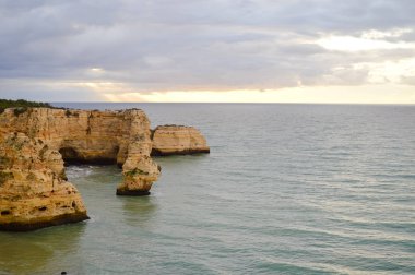 Portekiz Avrupa arka plan güzel kayalıklarla ve deniz kıyı şeridi açık havada doğal. Eğlence turizm ilham verici manzara fotoğrafı