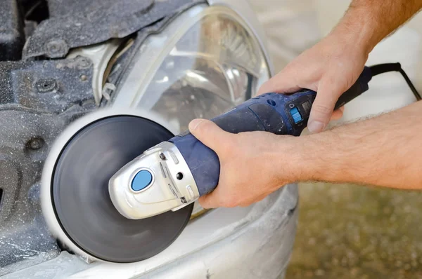 Industria automotriz. Primer plano en el detalle del coche - esmalte de mano masculino en el fondo del taller de reparación de automóviles. Persona profesional durante el mantenimiento mecánico, renovación del transporte de piezas industriales — Foto de Stock