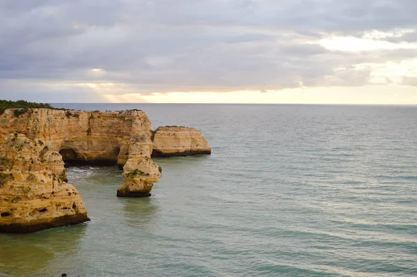 Pięknymi Klifami Linia Brzegowa Morze Zewnątrz Naturalny Tle Europy Portugalia — Zdjęcie stockowe