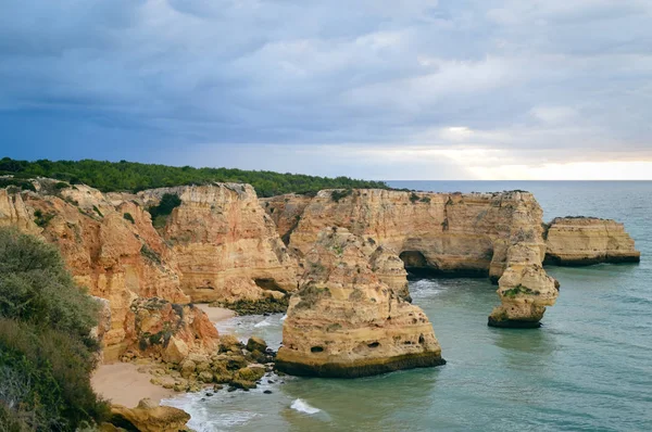 Hermosos acantilados y costa del mar al aire libre fondo natural Portugal Europa. Turismo recreativo paisaje inspirador fotografía —  Fotos de Stock