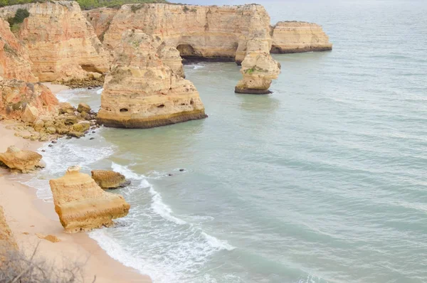 Hermosos acantilados y costa del mar al aire libre fondo natural Portugal Europa. Turismo recreativo paisaje inspirador fotografía —  Fotos de Stock