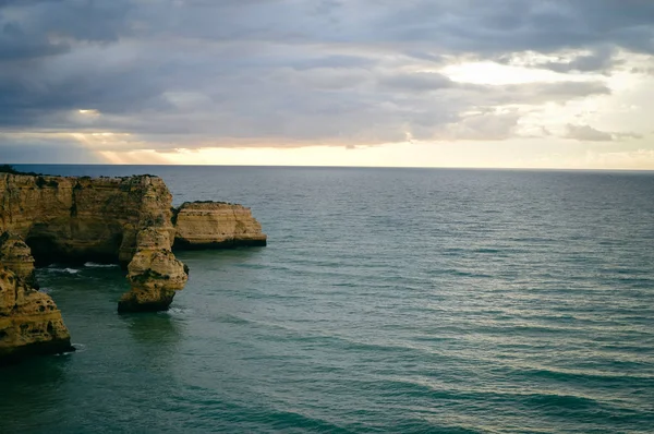 Pięknymi Klifami Linia Brzegowa Morze Zewnątrz Naturalny Tle Europy Portugalia — Zdjęcie stockowe