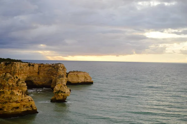 Pięknymi klifami i linia brzegowa morze na zewnątrz naturalny w tle Europy Portugalia. Turystykę inspirujące krajobrazy zdjęcie — Zdjęcie stockowe