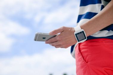 Lizbon Portekiz - 13 Mayıs, 2017: portre üzerinde Apple iphone 6s kullanan kişi artı smartphone mockup uzay arka plan. Güneşli açık havada bakış alay