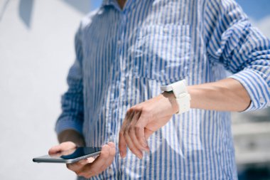 Cep telefonu kullaranarak tutan tanınmaz kişi üzerinde yakın çekim, modern iletişim teknoloji arka plan. Yaşam tarzı meşgul, oyun, sosyal ağ, Pazar stratejisi, alışveriş online oyun