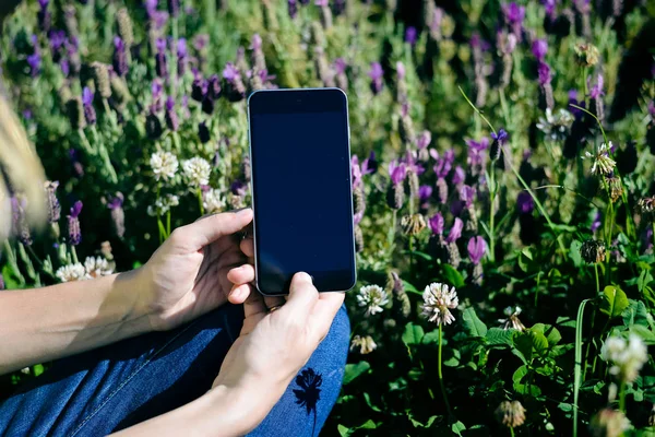 Cep telefonu kullaranarak tutan tanınmaz kişi üzerinde yakın çekim, modern iletişim teknoloji arka plan. Yaşam tarzı meşgul, oyun, sosyal ağ, Pazar stratejisi, alışveriş online oyun
