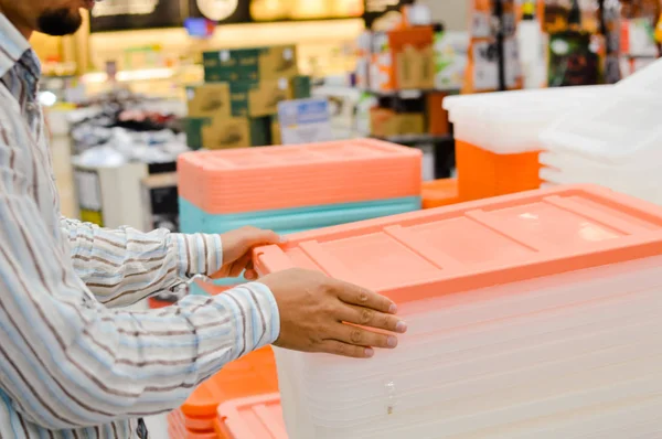 Primo piano sulla persona che va a fare shopping di controllo o di scelta, business shelf service background. Selezione di container, imballaggi di fabbrica, acquisto di merci, processo di trasferimento — Foto Stock