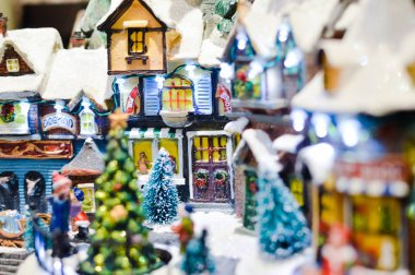 Neşeli neşeli parlak ışık arka plan bulanık, portre resim üstünde Toys alışveriş Noel çocuk dekore edilmiştir. Mevsimlik zarif doğal klas ruh, sevgi barış neşeli dekor tasarımı, geleneksel parlak sevinç