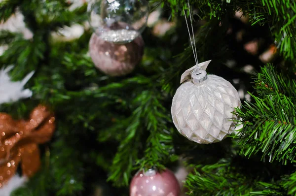 Dekorierte Weihnachten Kinder einkaufen Spielzeug auf fröhlichen festlichen glänzenden verschwommenen Licht Hintergrund, Nahaufnahme Bild. saisonal elegante natürliche stilvolle Stimmung, Liebe Frieden fröhliche Dekoration Design, traditionelle helle Freude — Stockfoto