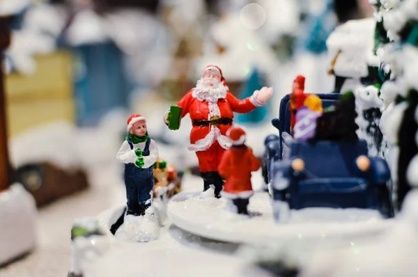 Dekorierte Weihnachten Kinder einkaufen Spielzeug auf fröhlichen festlichen glänzenden verschwommenen Licht Hintergrund, Nahaufnahme Bild. saisonal elegante natürliche stilvolle Stimmung, Liebe Frieden fröhliche Dekoration Design, traditionelle helle Freude — Stockfoto