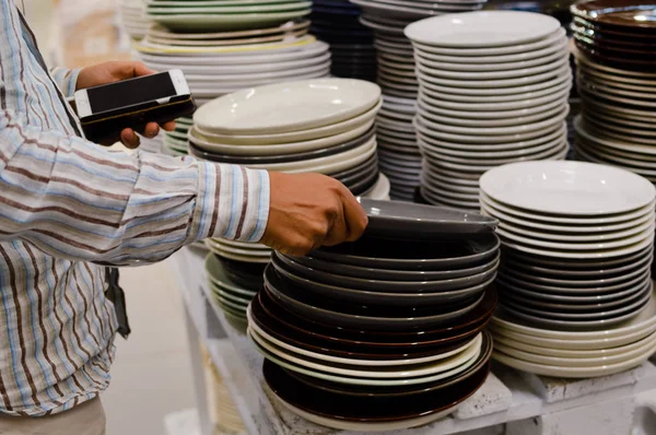 Primer plano de la imagen de la persona que elige la selección de placas en el fondo interior. Compra, comprobación, preparación de celebración, fabricación de almacén de producción — Foto de Stock