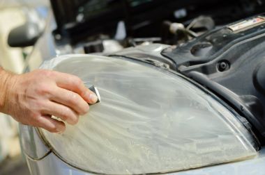 Otomobil endüstrisi. Araba detay - erkek el Lehçe otomatik tamir dükkanı arka planda kapatın. Mekanik bakım, endüstriyel bölümü taşıma yenileme sırasında profesyonel kişi