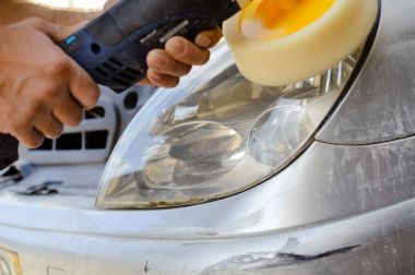 Otomobil endüstrisi. Araba detay - erkek el Lehçe otomatik tamir dükkanı arka planda kapatın. Mekanik bakım, endüstriyel bölümü taşıma yenileme sırasında profesyonel kişi