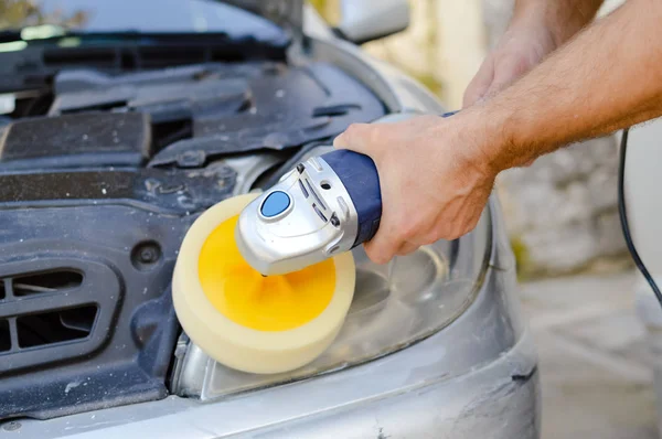 Industria automotriz. Primer plano en el detalle del coche - esmalte de mano masculino en el fondo del taller de reparación de automóviles. Persona profesional durante el mantenimiento mecánico, renovación del transporte de piezas industriales — Foto de Stock