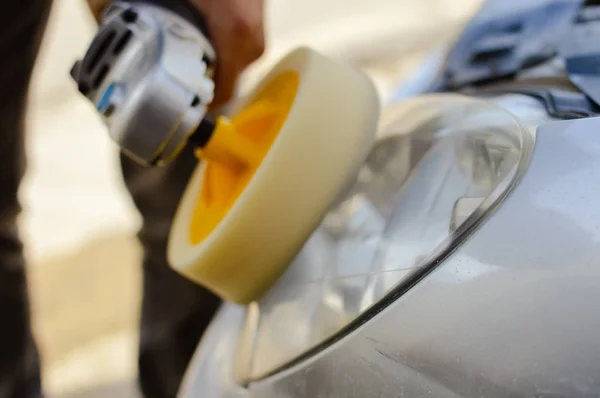 Industria automotriz. Primer plano en el detalle del coche - esmalte de mano masculino en el fondo del taller de reparación de automóviles. Persona profesional durante el mantenimiento mecánico, renovación del transporte de piezas industriales — Foto de Stock