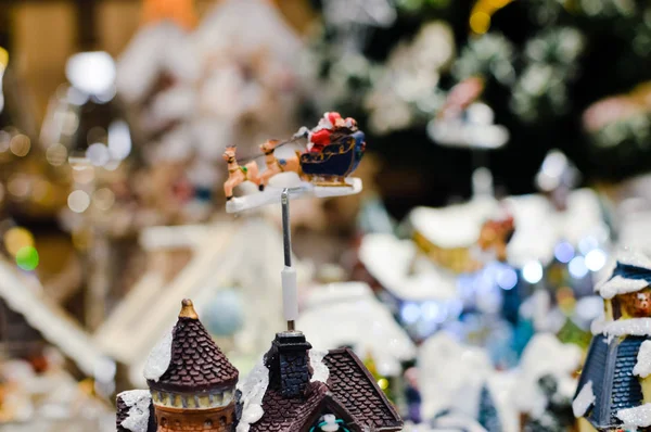 Weihnachtsmusik Hütte Spielzeug Miniatur für fröhliche saisonal dekoriert Schmuck Hintergrund. — Stockfoto