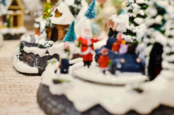 Weihnachtsmusik Hütte Spielzeug Miniatur für fröhliche saisonal dekoriert Schmuck Hintergrund. — Stockfoto