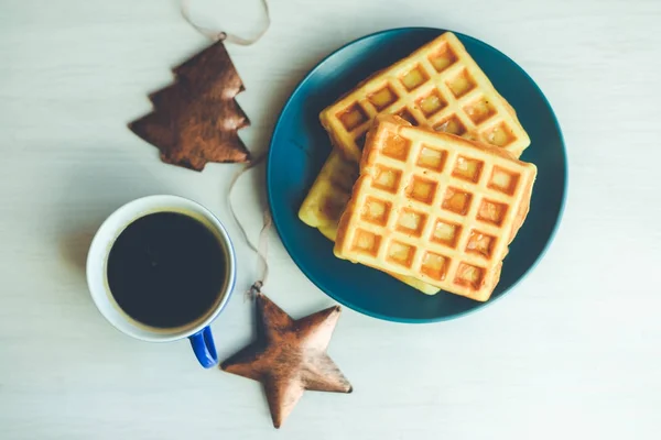 Estilo de inverno deliciosos doces. Closeup de waffles no fundo da mesa de luz. Vista lateral superior na decoração natural saborosa. Xmas estilo de vida clássico — Fotografia de Stock