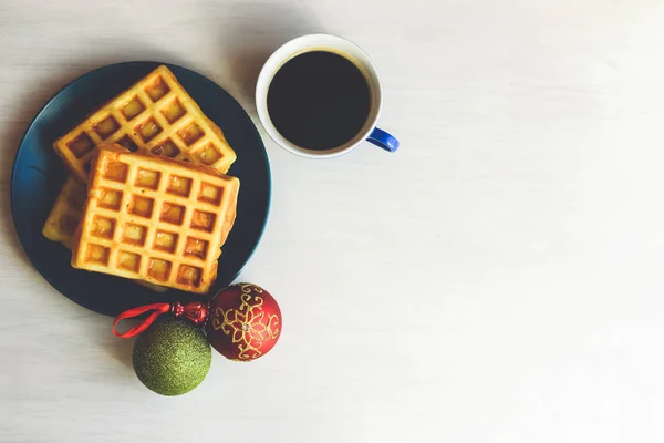 Waffles dourados frescos caseiros delicioso café da manhã. Parte superior close-up vista refresco saudável sazonal dieta textura fundo conceito — Fotografia de Stock