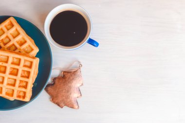 Üst yan görünüm Noel tema ile lezzetli ev yapımı waffle. Klasik mutfak yakın kadar genel gider fotoğraf styling