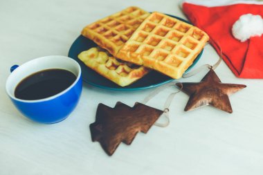 Kış stil lezzetli hamur işleri. Waffle masa lambası arka plan üzerinde closeup. Üst yan görünüm lezzetli doğal dekorasyon. Xmas klasik yaşam tarzı