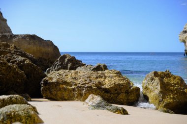 Deniz Kuvvetleri Beach - Praia da Marinha cennet görünümü güzel ünlü Beach, Albufeira Portimao Lagos arasındaki Lagoa Carvoeiro yakınındaki konumu. doğal Algarve Faro Portekiz açık havada arka plan Panoraması