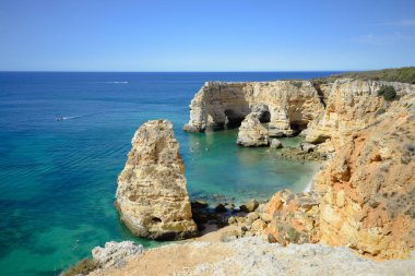Deniz Kuvvetleri Beach - Praia da Marinha cennet görünümü güzel ünlü Beach, Albufeira Portimao Lagos arasındaki Lagoa Carvoeiro yakınındaki konumu. doğal Algarve Faro Portekiz açık havada arka plan Panoraması