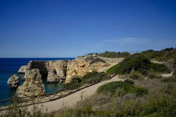 Costa Del Algarve Hermosos Acantilados Soleados Océano Natural Aire Libre —  Fotos de Stock