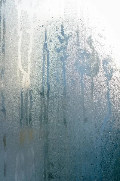 破れた水でウィンドウ透明なぼやけた霧のガラスは 白黒の背景を削除します 活気に満ちた新鮮さシンプル テクスチャ シーズン ムード イメージ — ストック写真