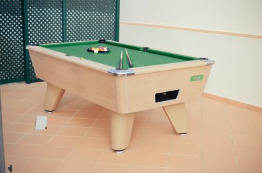Tablo güneş ışığı açık havada renkli topları backgroud havuz. Boş zaman lüks yaşam tarzı poolgame görünümü fotoğrafını ekrana kapatın