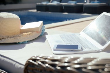 Hareket eden smartphone güneşli tatil Yüzme Havuzu Açık havada arka plan kullanma. Lüks yaşam tarzı görünümü fotoğrafını ekrana kapatın