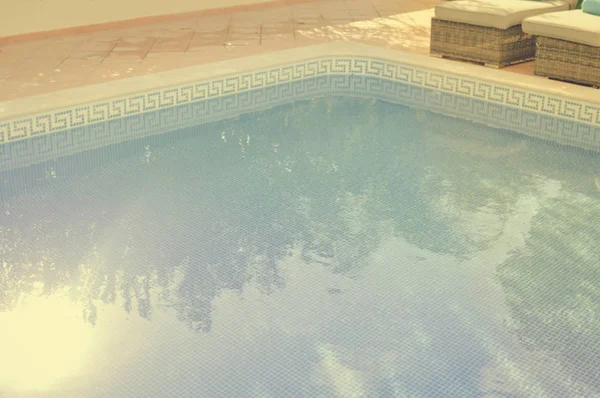 Синий бассейн с текстурированным цветовым фоном — стоковое фото