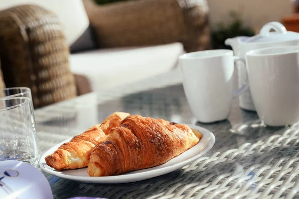 Café da manhã na bandeja servido com café e flores frescas em fundo de mesa leve, mercearia de close-up dieta equilibrada nutritiva — Fotografia de Stock