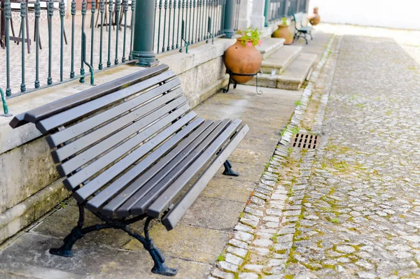 yumuşak renkli ışık gece parkta ahşap banklar