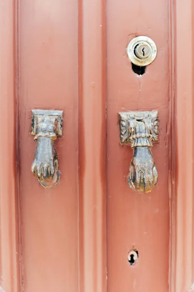 古い木製のドアに古い金属ハンドルレトロな質感の背景で閉鎖 — ストック写真