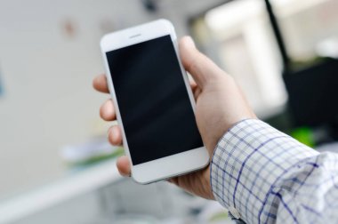 Metin mesajı veya içerik mockup arka plan reklam için boş boşaltmak ekrana sahip cep telefonu kullanarak elde kapatın. Profesyonel ödeme teknolojisi, oyun oynama, video filme veya fotoğraf