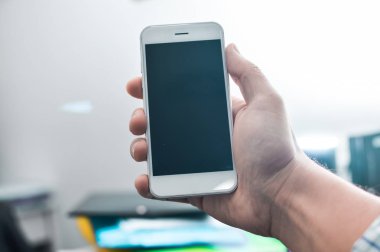 Elini tut cep telefonu, akıllı telefon kullanan kişi. Üstten Görünüm portre siyah ekran dijital cihaza kadar sahte. Pazarlama teknoloji tasarım yüzey arka plan, iletişim yaşam tarzı