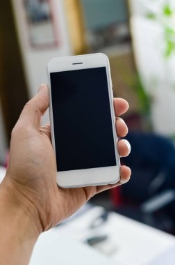 Metin mesajı veya içerik mockup arka plan reklam için boş boşaltmak ekrana sahip cep telefonu kullanarak elde kapatın. Profesyonel ödeme teknolojisi, oyun oynama, video filme veya fotoğraf