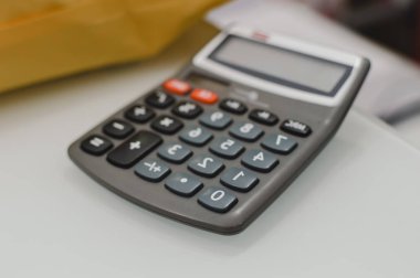 Tatlı hafif Resepsiyon arka plan üzerinde hesap makinesi üzerinde. «Ana sayfa» yan görüntülemek dijital compute teknoloji fikir düz yatıyordu tarzı