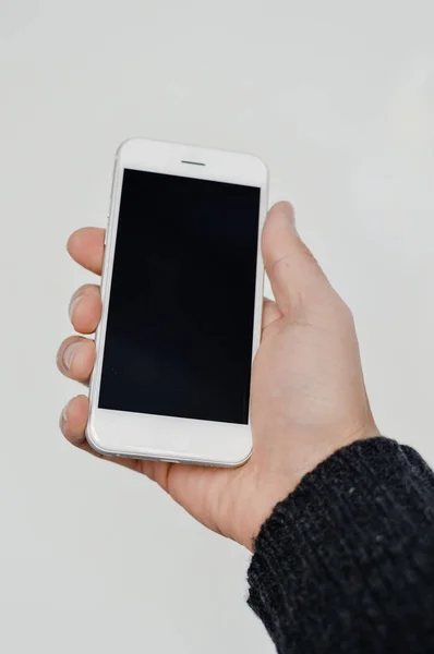 Закройте под рукой мобильный телефон с Blank копирайт-дисплеем для рекламного текстового сообщения или макета контента фон. Профессиональные технологии оплаты, игры, видеосъемки или фотографии — стоковое фото